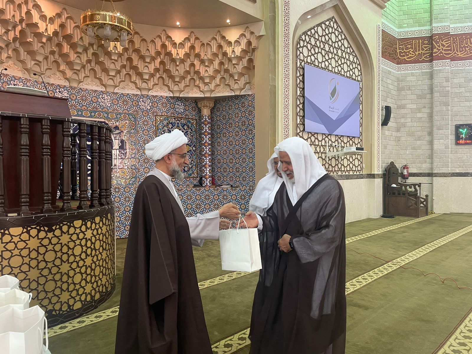 إدارة مسجد الرسالة تم تكريم المصلين